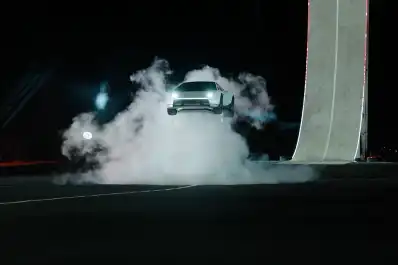 Tesla presentó su auto que vuela: así fue la espectacular demostración del nuevo Roadster con propulsores de SpaceX
