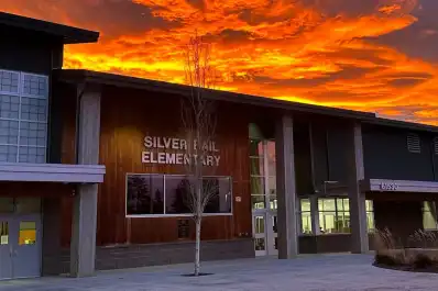 Tiroteo en una escuela primaria de Oregon: cinco muertos, entre ellos tres niños