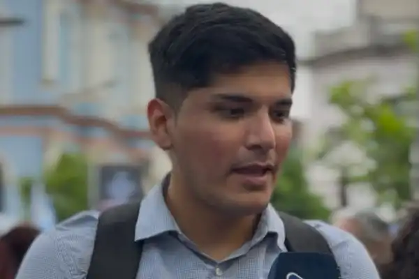 Estudia Letras y trabaja como Uber Moto para ayudar a sus padres jubilados: “No alcanza”