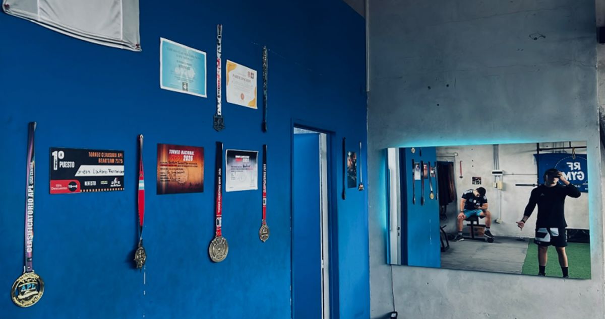 UNA DE SUS MEDALLAS. Lautaro Fernández se consagró campeón nacional de powerlifting y ahora se prepara para competir en el Mundial de Medellín. / LAUTARO FERNÁNDEZ