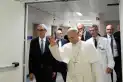 Video: así abandonó el papa León XIV el Hospital Gemelli tras recibir el alta médica