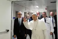 Video: así abandonó el papa León XIV el Hospital Gemelli tras recibir el alta médica