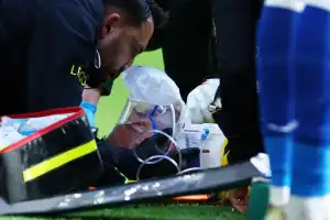 Dibu Martínez sufrió una fractura de mandíbula y será operado tras un fuerte golpe en la Premier League