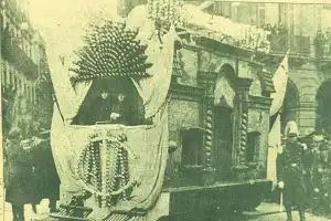 Recuerdos fotográficos: 1925. La Casa Histórica se pasea en un tranvía porteño