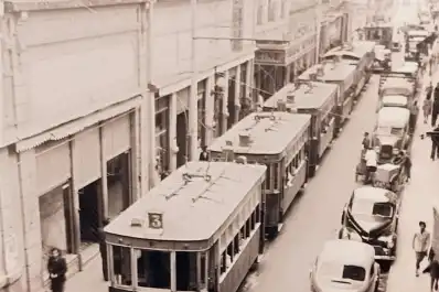 Recuerdos fotográficos: 1947. La falta de nafta deriva en una protesta que paraliza la circulación de autos y de tranvías