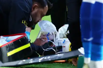 Dibu Martínez sufrió una fractura de mandíbula y será operado tras un fuerte golpe en la Premier League