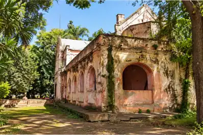 Túneles ocultos, paredones de ladrillo y un chalet señorial: las ruinas de uno de los ingenios más grandes de Sudamérica se esconden en Tucumán