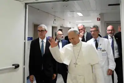 Video: así abandonó el papa León XIV el Hospital Gemelli tras recibir el alta médica