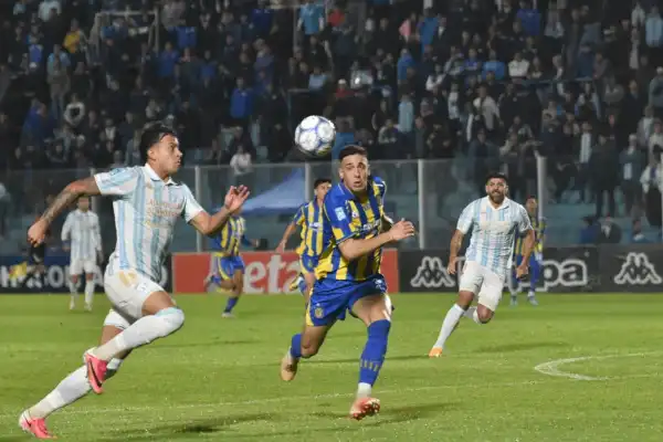 Atlético Tucumán perdió 3-2 en un partido que fue frenético