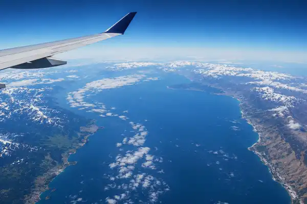 ¿Por qué los aviones no cruzan el Pacífico por el medio? El misterio detrás de sus rutas áereas