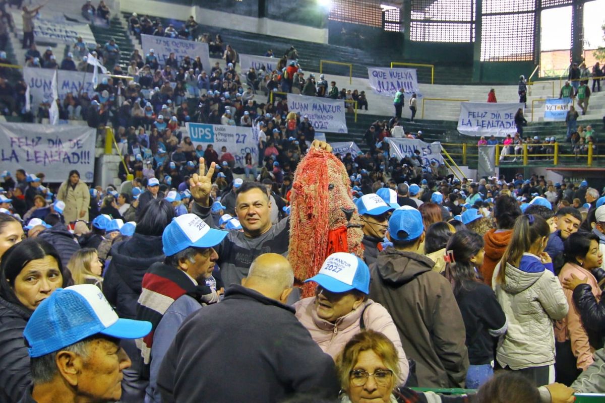 COLOR. Una figura que imitaba la cabeza de un león sobresalió entre las gorras y banderas de la militancia manzurista en Villa Luján.
