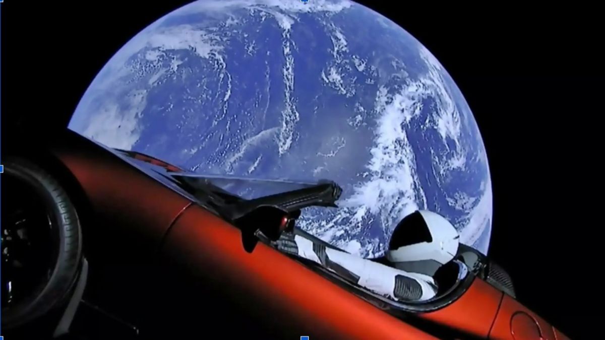 En febrero de 2018, Elon Musk lanzó su primer Roadster al espacio con el maniquí Starman al volante a bordo del Falcon Heavy.
