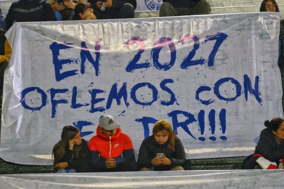 REGRESO. Una bandera desplegada en las tribunas de Villa Luján reflejó las aspiraciones del manzurismo de recuperar la Gobernación en 2027.