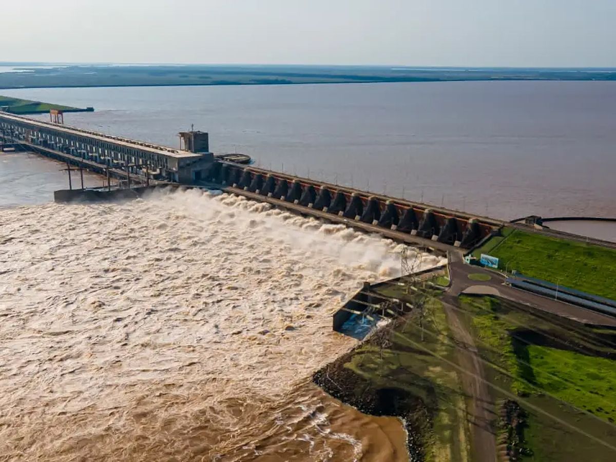 La represa Yacyretá que abrió sus 18 compuertas por la brutal crecida del río Paraná