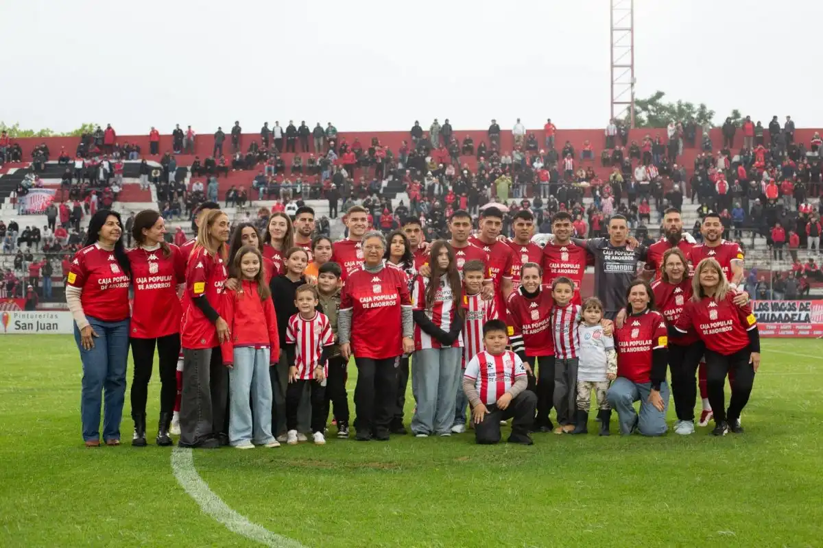 La foto con las madres, antes del inicio del partido