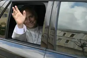El Papa sí podría viajar, dijo su cirujano