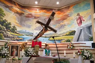 Mientras oficiaba misa, un cura murió golpeado por un crucifijo