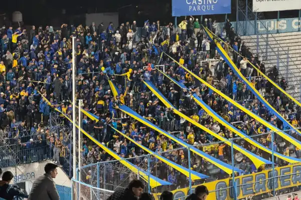 Sin familias, pero en paz: la hinchada de Rosario Central se hizo sentir en el José Fierro