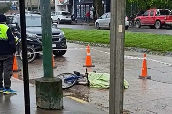 Un ciclista murió mientras circulaba por la avenida Aconquija, en Yerba Buena