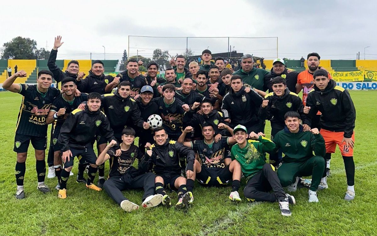 A PASO FIRME. El plantel de Ateneo Parroquial Alderetes celebra el 4 a 2 ante Central Norte, que le dio el pase a los cuartos de final del Regional Federal Amateur.