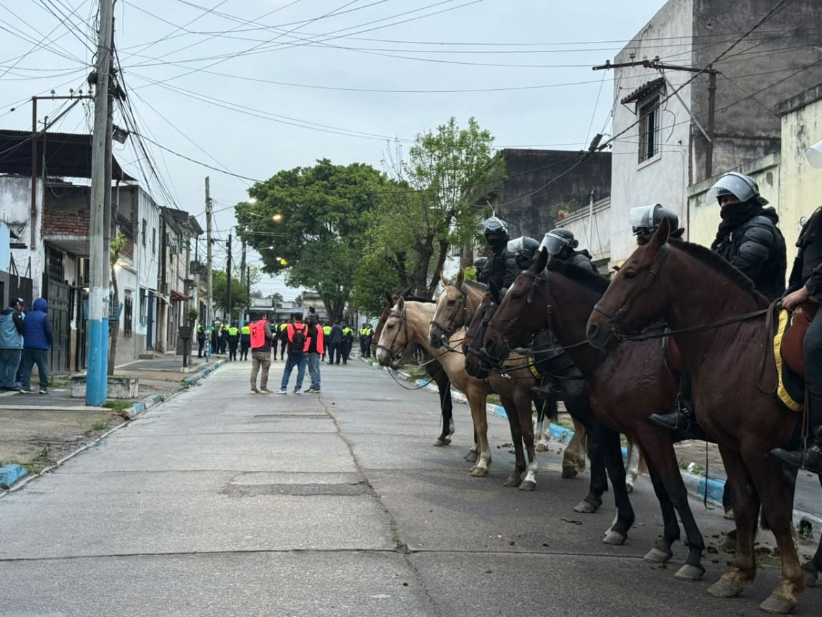 CONTROL. Los policías a caballo custodiaron la zona del pasaje Atlético. Los periodistas de los canales porteños sufrieron insultos por parte de los hinchas rosarinos.
