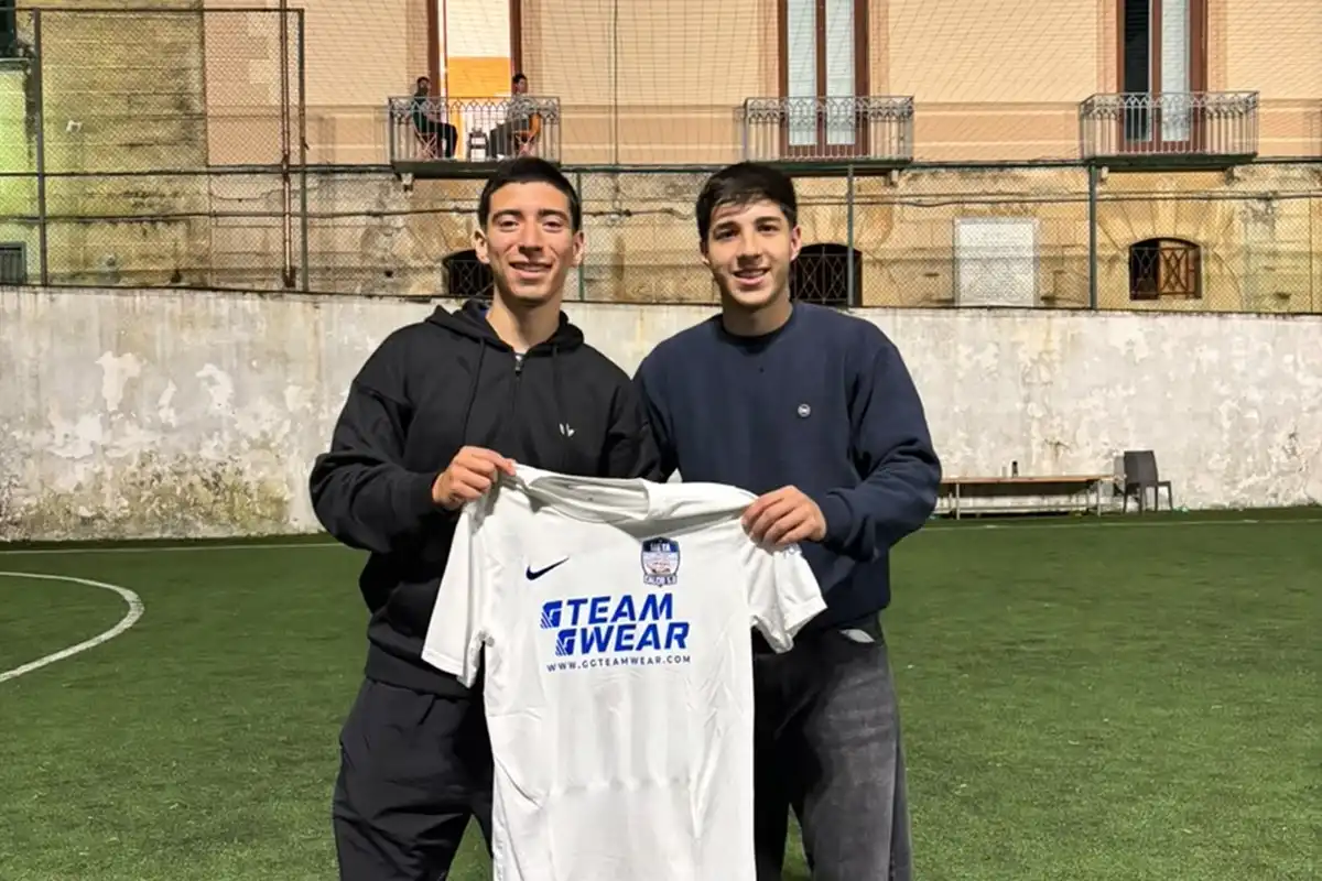 NUEVOS COLORES. Ya instalados en Italia, Morán y Zárate muestran la camiseta de Meta Calcio 5.0, el club de la cuarta división del futsal italiano que les ofreció su primer contrato profesional.