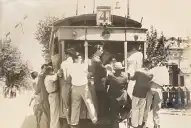 Recuerdos fotográficos: viajar colgados, un clásico en el tranvía de los años 40, 50 y 60