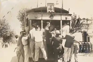 Recuerdos fotográficos: viajar colgados, un clásico en el tranvía de los años 40, 50 y 60