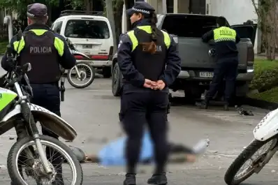 Lunes trágico: un muerto tras un choque entre una moto y una camioneta en la esquina de San Juan y Godoy Cruz