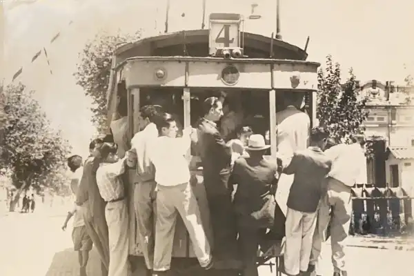 Recuerdos fotográficos: viajar colgados, un clásico en el tranvía de los años 40, 50 y 60