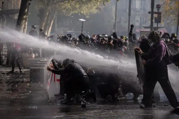 Disturbios en Francia: el Gobierno de Macron pidió toques de queda para frenar los saqueos