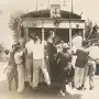 Recuerdos fotográficos: viajar colgados, un clásico en el tranvía de los años 40, 50 y 60