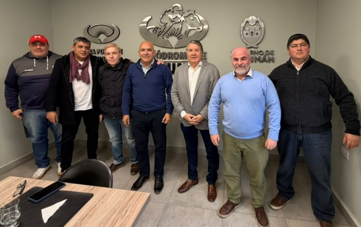 REUNIÓN. El gerente Marcelo Moreno (en el centro) recibió a propietarios de caballos.