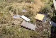 Malvinas: un informe de la TV chilena mostró placas argentinas descartadas junto al Cementerio de Darwin