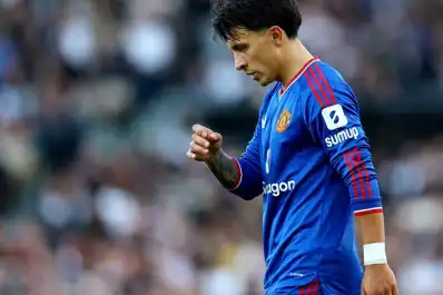 Tras sus cruces con la dirigencia de Manchester United, un gigante de Europa sigue a Lisandro Martínez