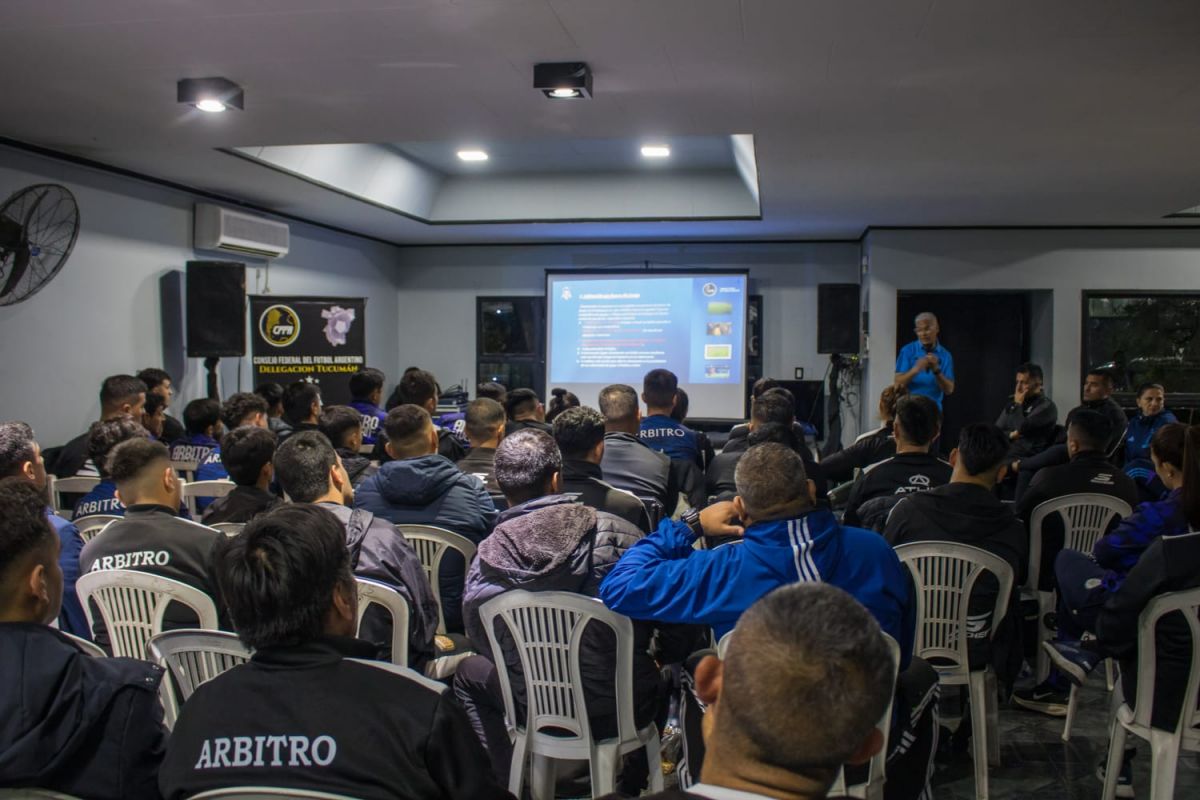 EN LA SALA. Además de la parte en campo, los jueces recibieron una capacitación teórica.