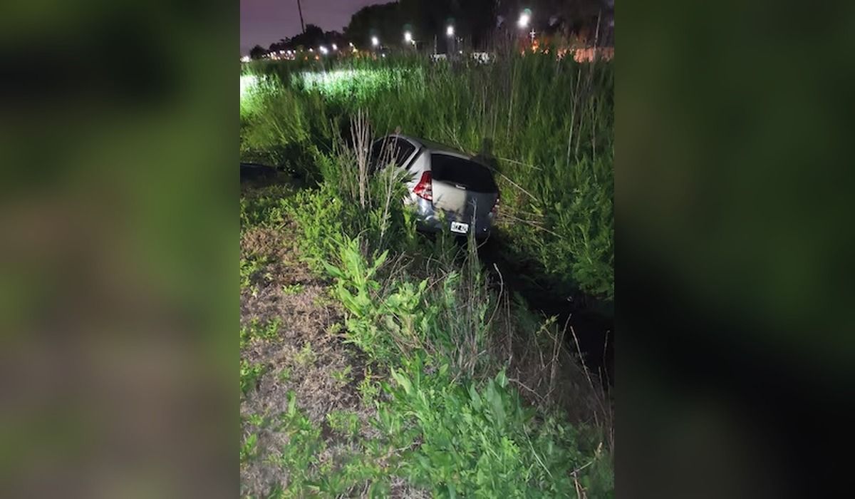 El Renault Sandero que conducía Ortiz cayó a una zanja en Villa La Ñata, partido de Tigre.