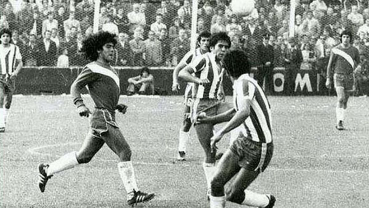 Tenía 15 años, tiró un caño y comenzó la leyenda: el histórico debut de Maradona hace 50 años