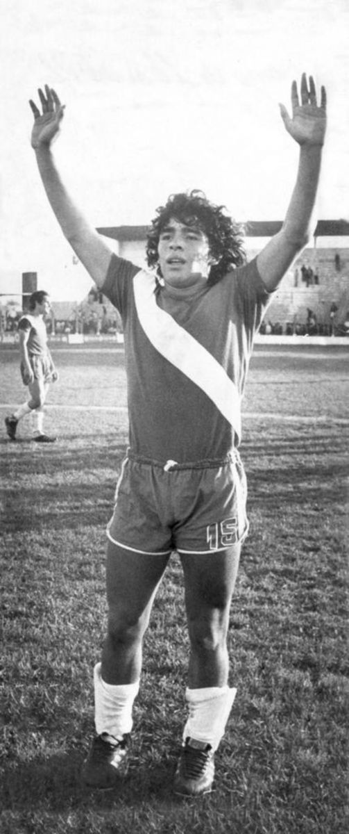 Tenía 15 años, tiró un caño y comenzó la leyenda: el histórico debut de Maradona hace 50 años