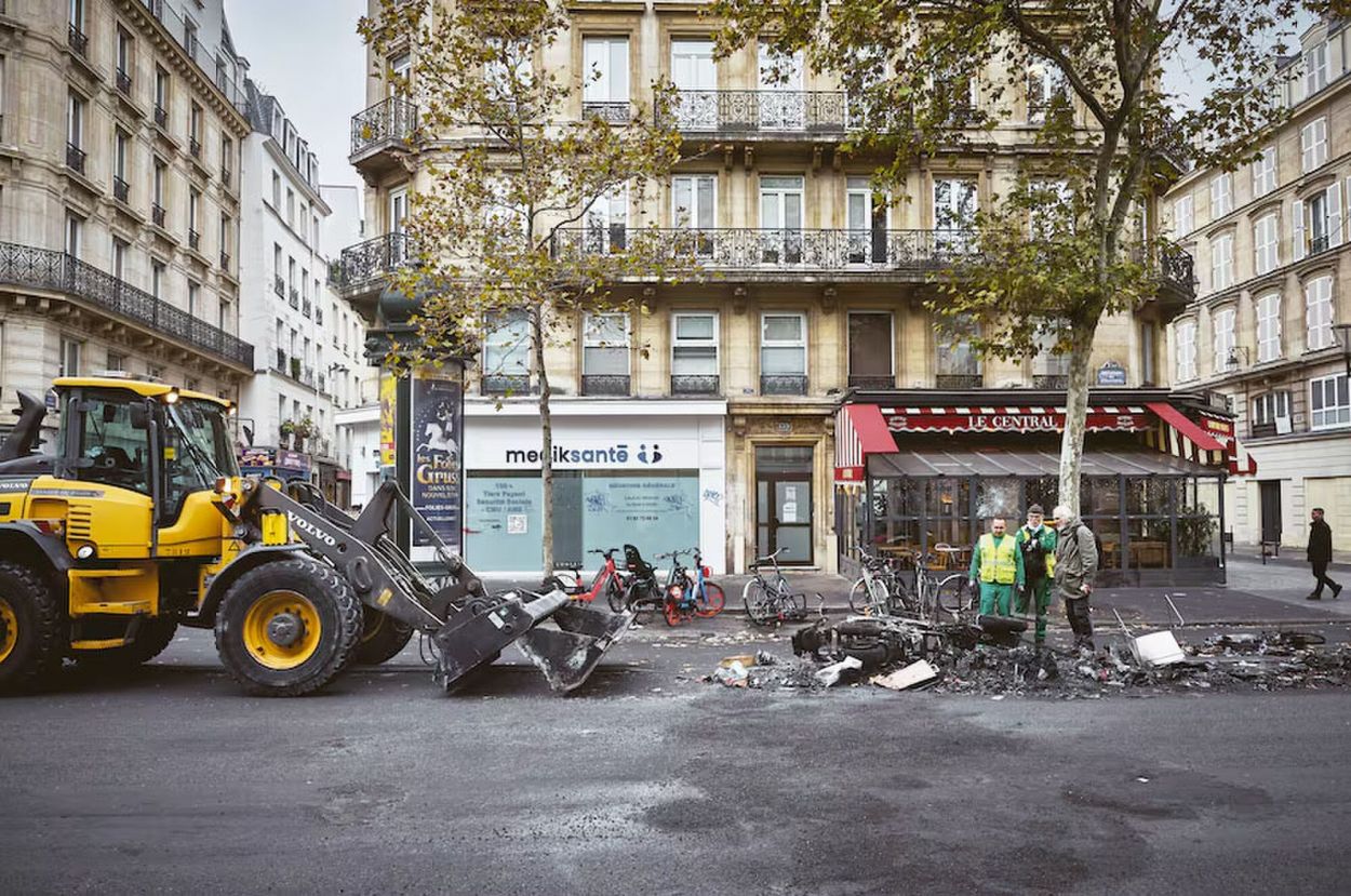 LIMPIEZA. Calles y locales céntricos quedaron completamente destruidos.