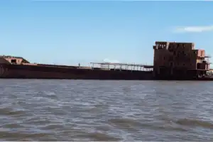 Peligro en el Paraná: se soltó un barco fantasma de 107 metros y quedó a la deriva tras el feroz temporal en Corrientes