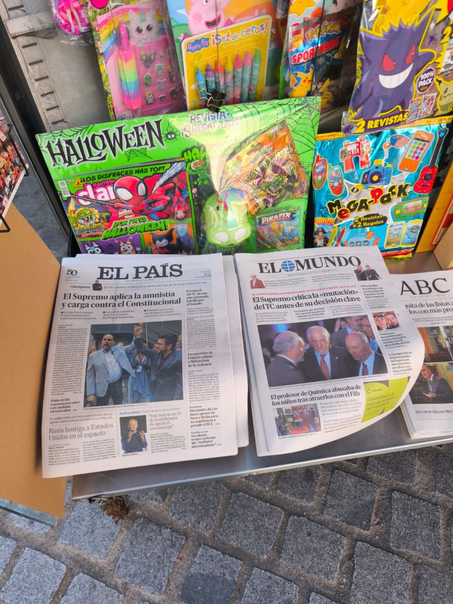 Las ediciones de hoy de El País y El Mundo. LA GACETA / NAHUEL TOLEDO