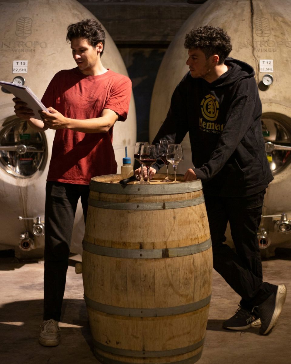EN LA BODEGA. Peirone y Escalante miran las observaciones que realizaron durante la cosecha. 