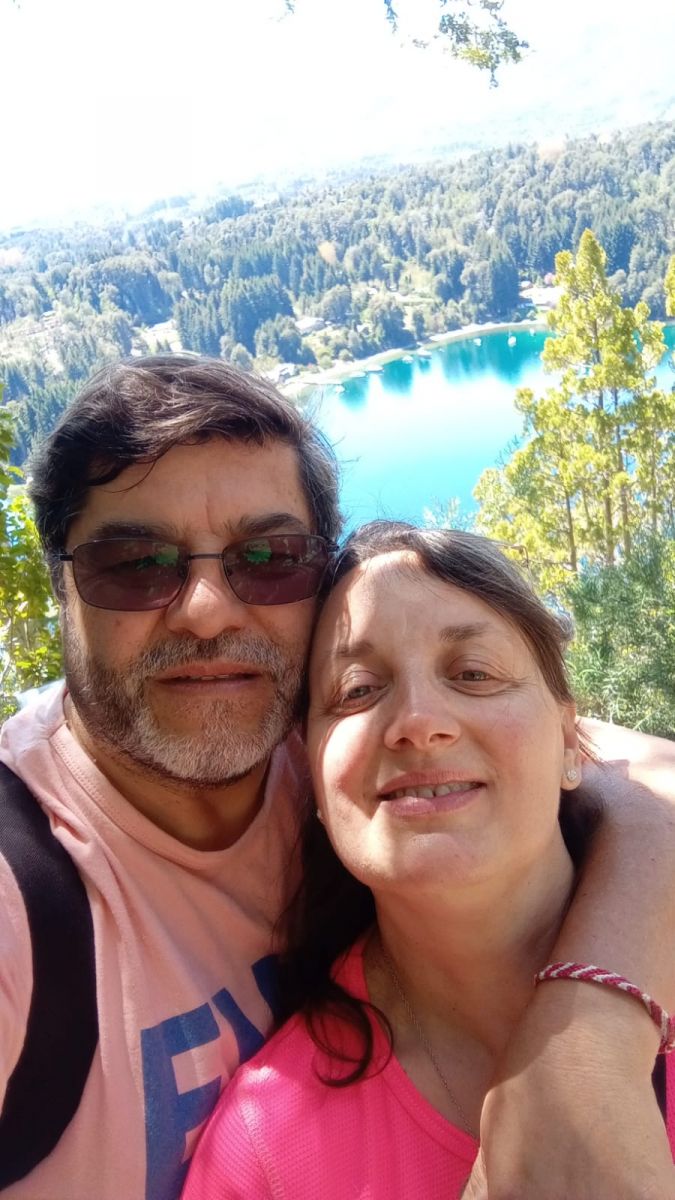 Moyano junto a Liliana, su pareja desde hace ocho años, durante uno de los viajes que compartieron en la Patagonia.
