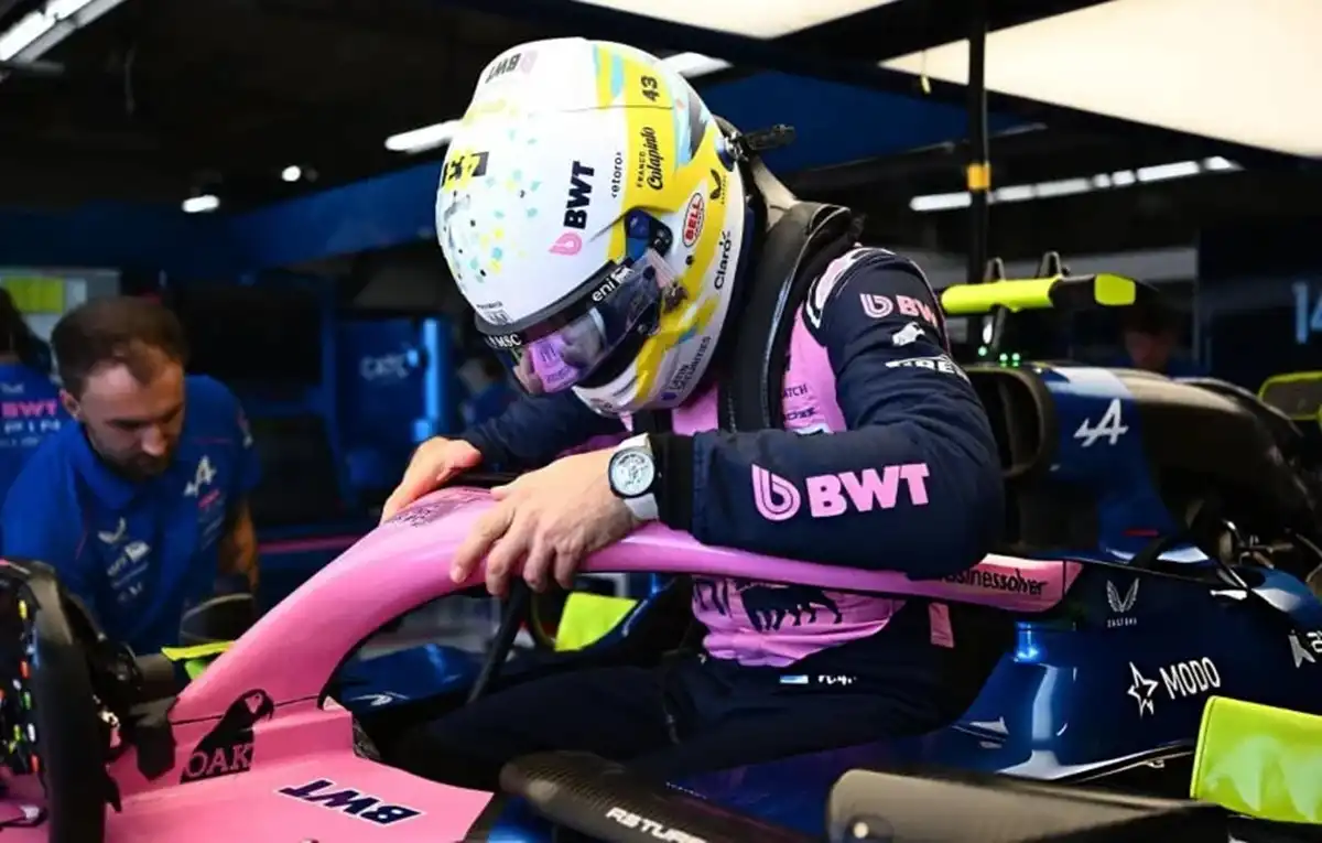DISEÑO ESPECIAL. Franco Colapinto se prepara para salir a pista con su nuevo casco, que incluye un guiño a Boca Juniors y los colores de la bandera argentina.