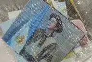 Hacen hasta escarapelas de BTS: qué son los freebies y por qué se regalan en los recitales