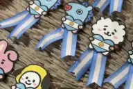 Hacen hasta escarapelas de BTS: qué son los freebies y por qué se regalan en los recitales