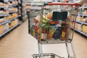 Llenar el carrito del súper en Tucumán roza el millón de pesos