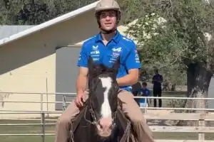 En un rancho y montado sobre un caballo, Franco Colapinto se prepara para el GP de Estados Unidos