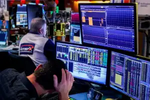 El riesgo país vuelve a superar los 700 puntos y el dólar oficial marca un nuevo máximo